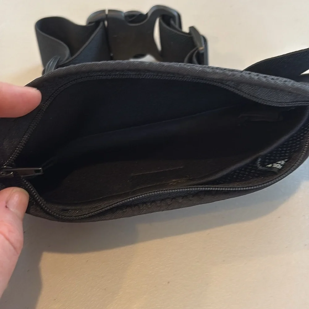 Amphipod Black Running Belt. Unisex - Picture 4 of 12